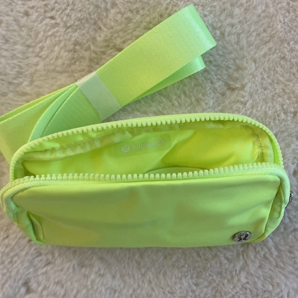 โค๏ธ Lululemon Faded Zap Extended Strap Everywhere Belt Bag NWT - Picture 8 of 8